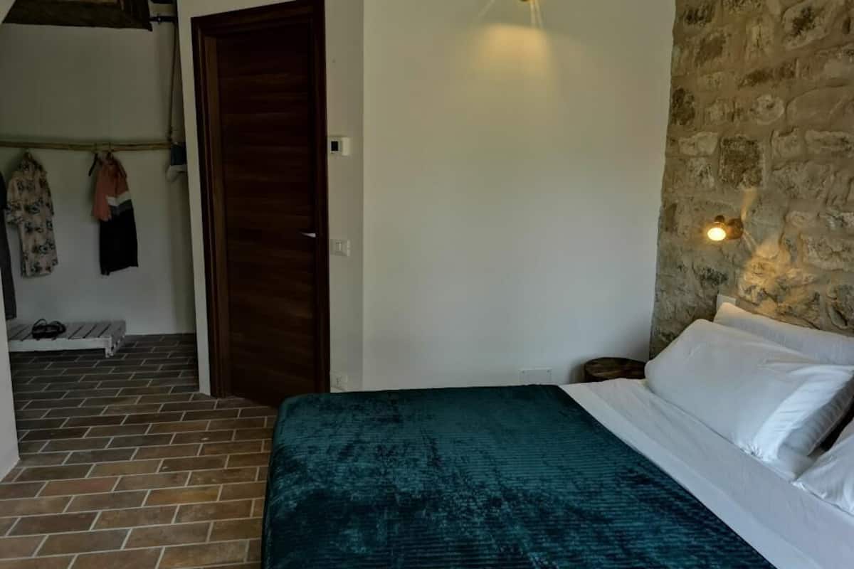 Double Room, Accessible | 5 bedrooms, memory-foam beds, soundproofing, free WiFi