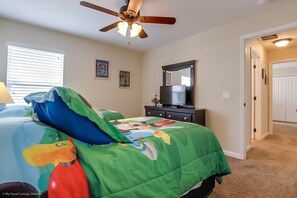 4 bedrooms, iron/ironing board, WiFi, bed sheets - Tennis Courts! Ultimate Backyard Living! Pool with No Rear Neighbors! (Davenport)