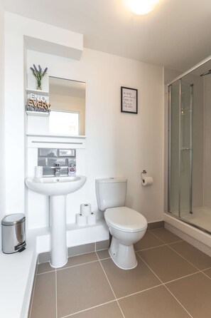 Badewanne, Haartrockner, Handtücher, Seife