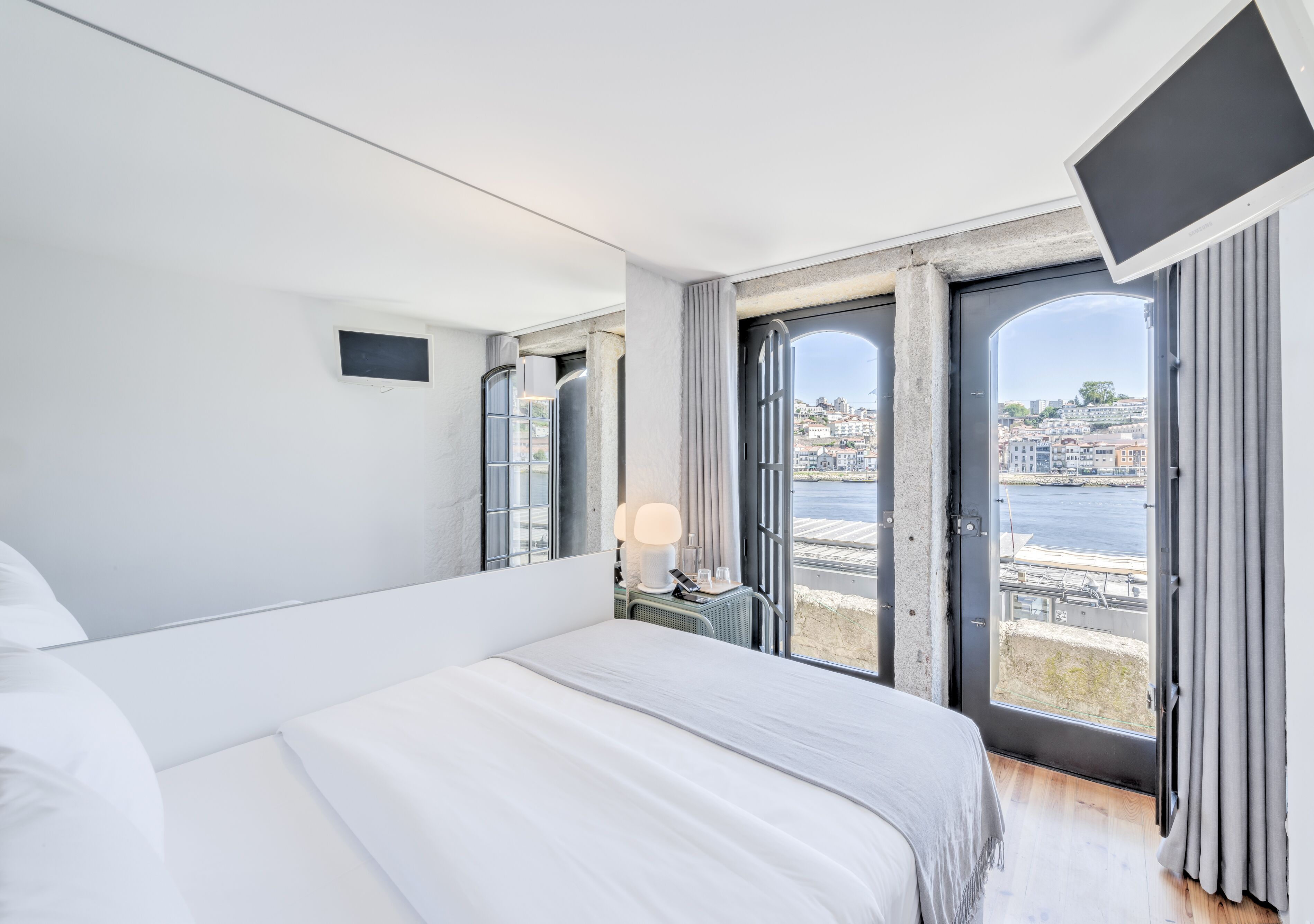 Photo - Oporto Street Fonte Taurina - Riverfront Suites