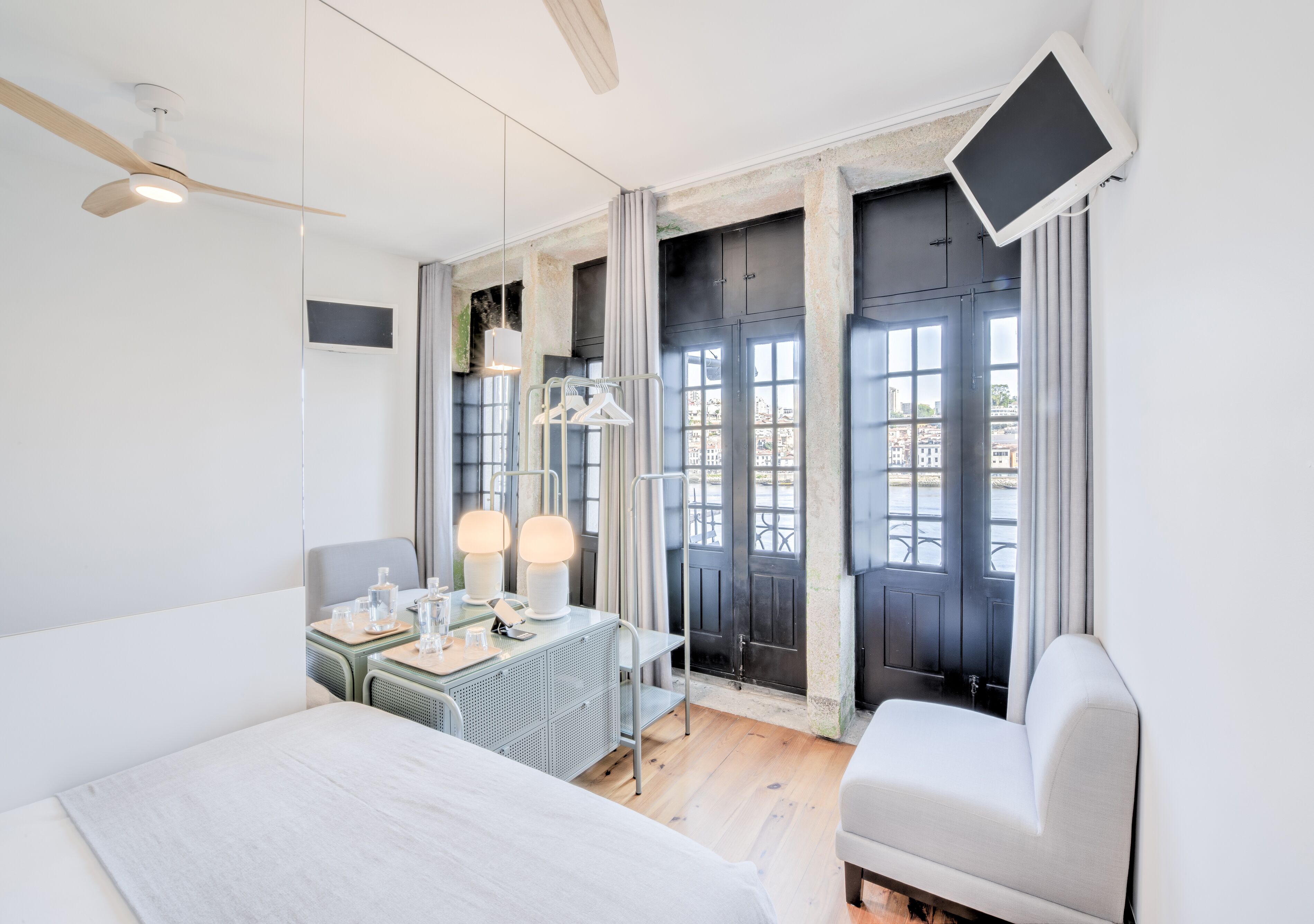 Photo - Oporto Street Fonte Taurina - Riverfront Suites