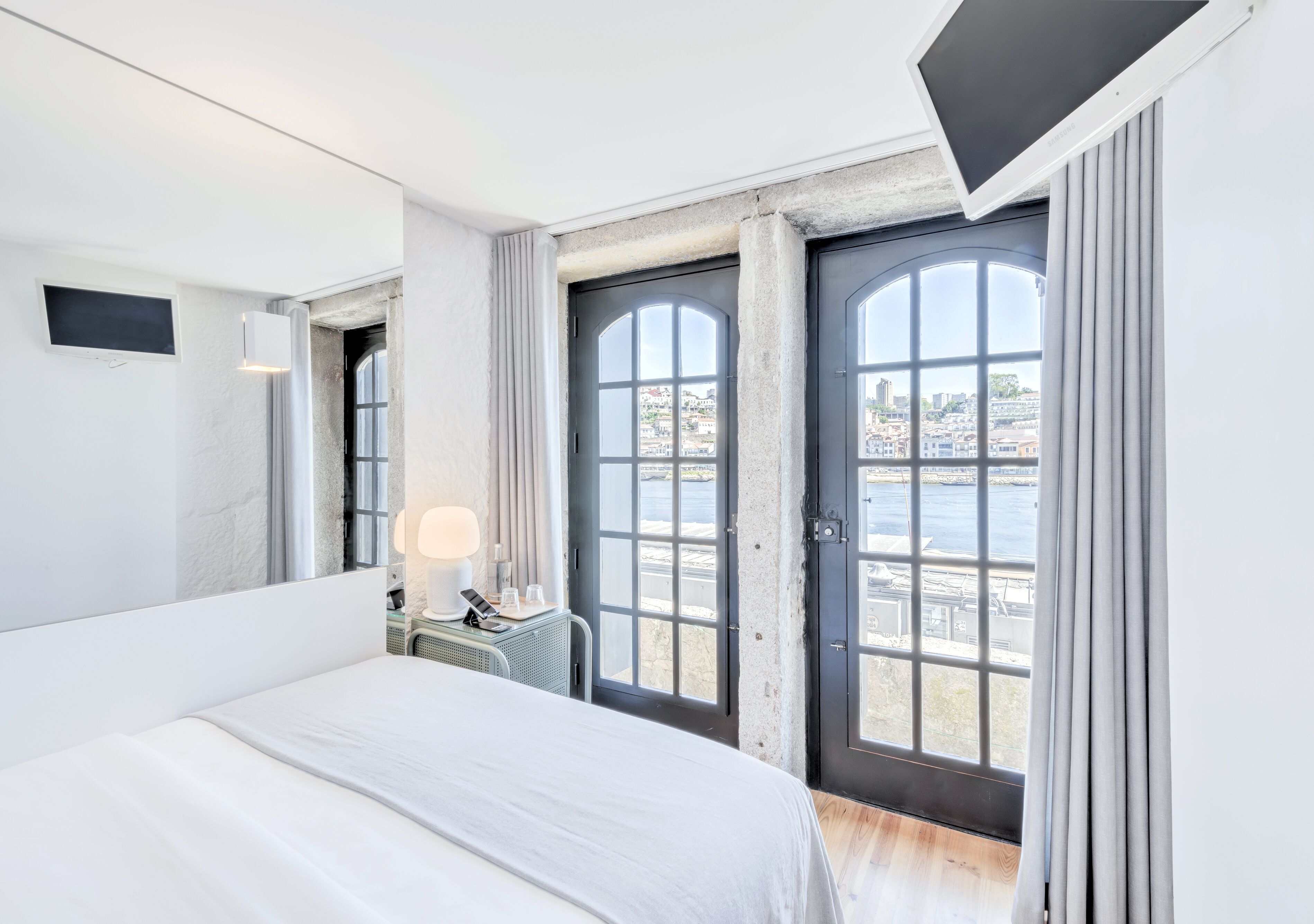 Photo - Oporto Street Fonte Taurina - Riverfront Suites