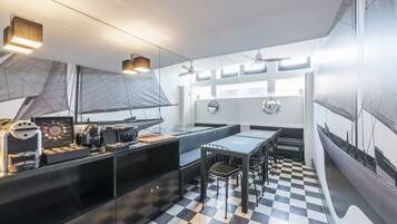 Desayuno continental diario (EUR 12.5 por persona)