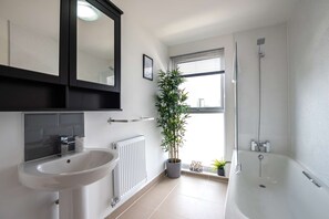 Bathtub, hair dryer, towels, soap - Comfortable and Relaxing 2 Bedroom Apartment (Southampton)