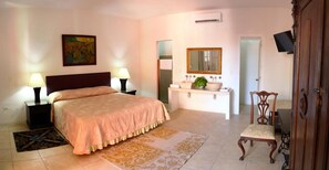 In-room safe, individually decorated, individually furnished, desk - Hotel Mejorada Merida (Mérida)