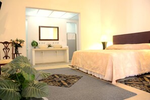 In-room safe, individually decorated, individually furnished, desk - Hotel Mejorada Merida (Mérida)