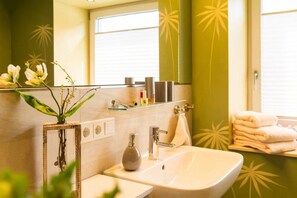 Appart'hôtel | Salle de bain | Douche, sèche-cheveux, serviettes fournies, savon