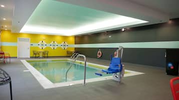 Indendørs pool, åben fra kl. 07.00 til kl. 22.00, liggestole