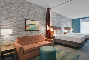 Cubrecamas, muebles diferentes y escritorio 