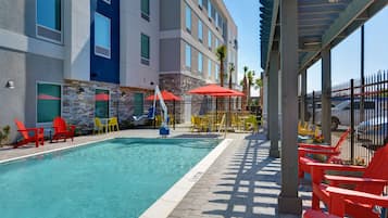 Una piscina al aire libre de temporada