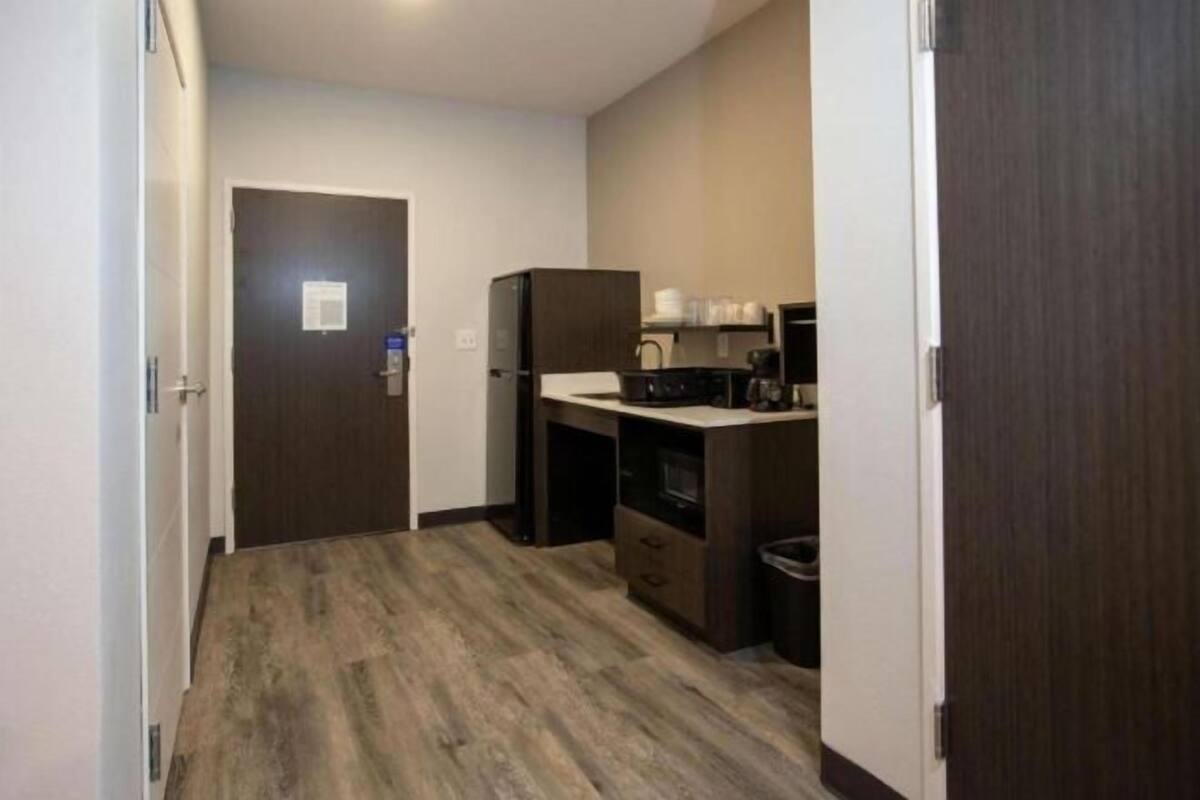 Coffee/tea maker, full-size fridge, microwave, toaster