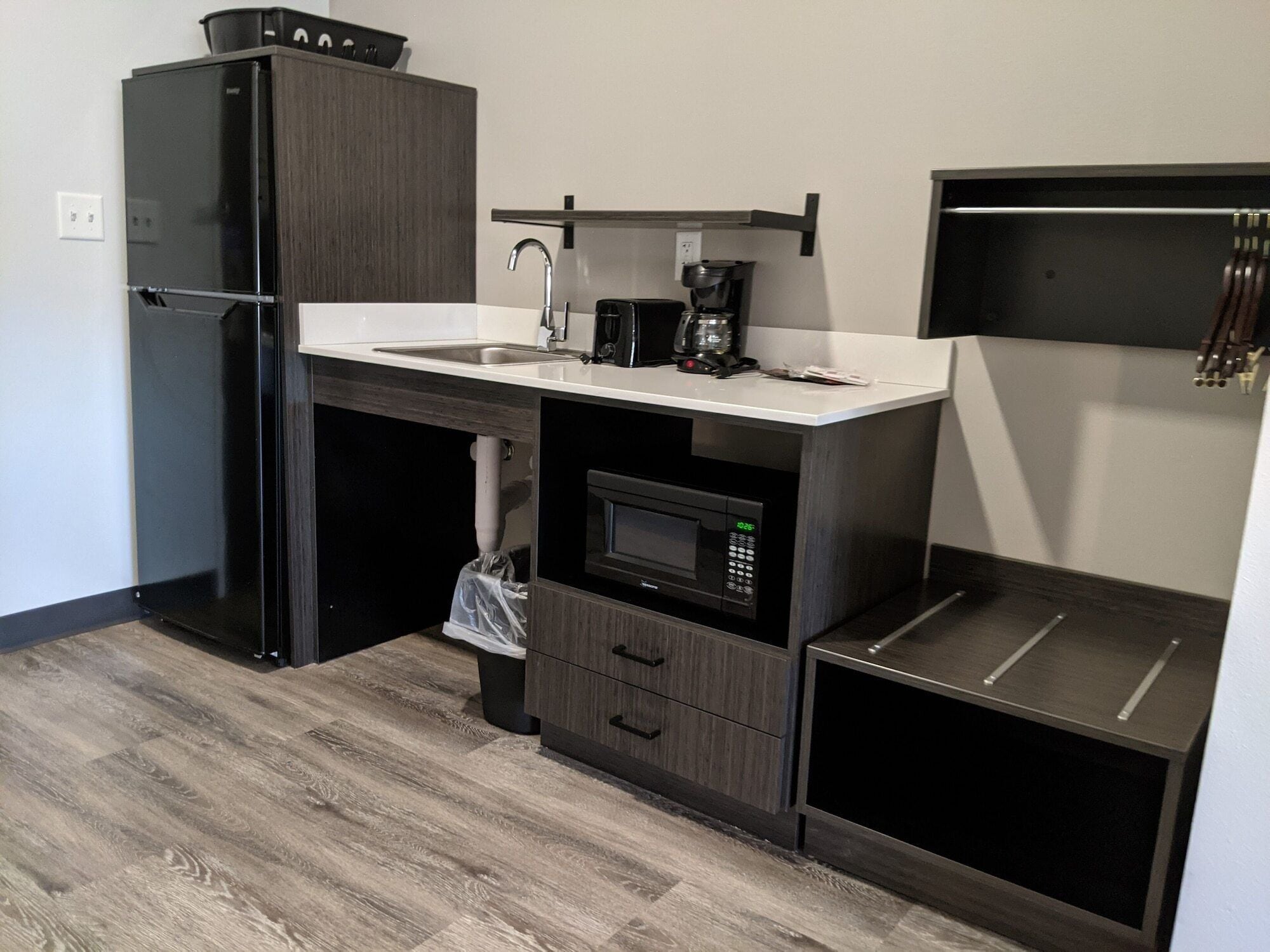 Großer Kühlschrank, Mikrowelle, Wasserkocher mit Kaffee-/Teezubehör