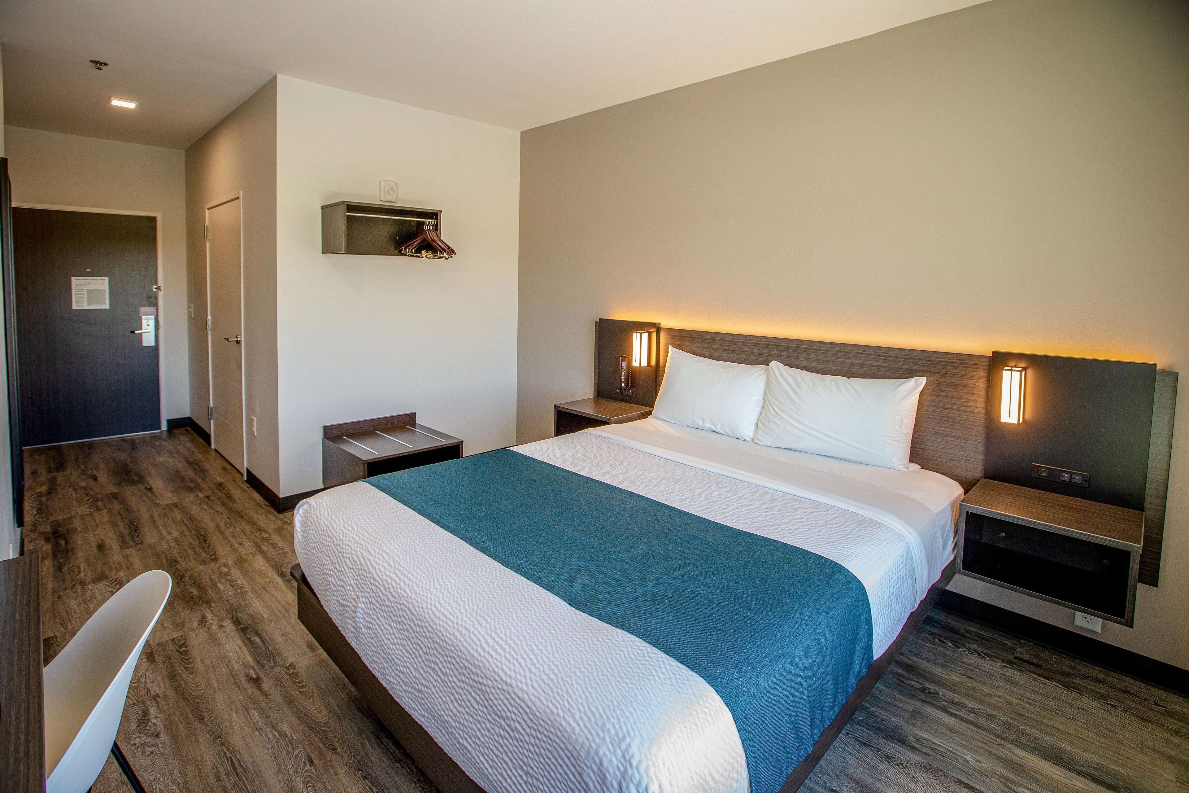 Skrivebord, skrivebord for bærbar PC, wi-fi (inkludert) og sengetøy