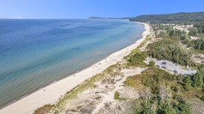 Beach nearby, sun loungers, beach towels