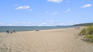 Nära stranden, solstolar och strandhanddukar