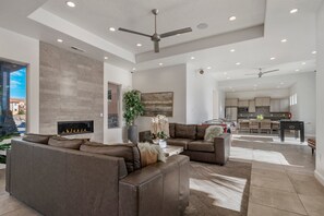 Televisio, takka, videopelejä, pöytäjalkapallopöytä