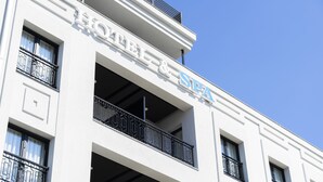 A hotel facade with balconies and a clear sky. - Hotel Pasha (Mostar)