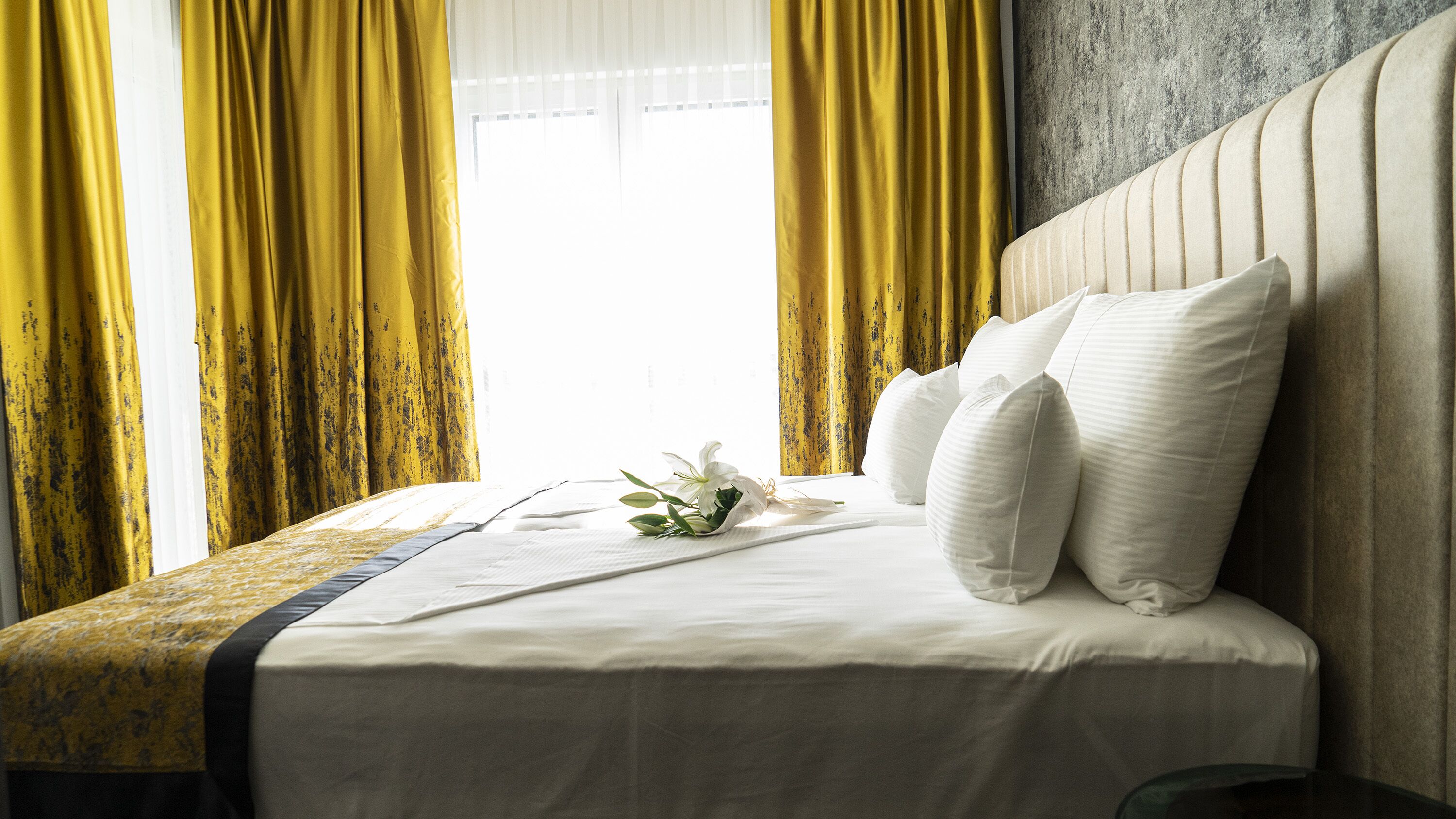 deluxe double room (109) | premium bedding, down duvets, minibar, desk