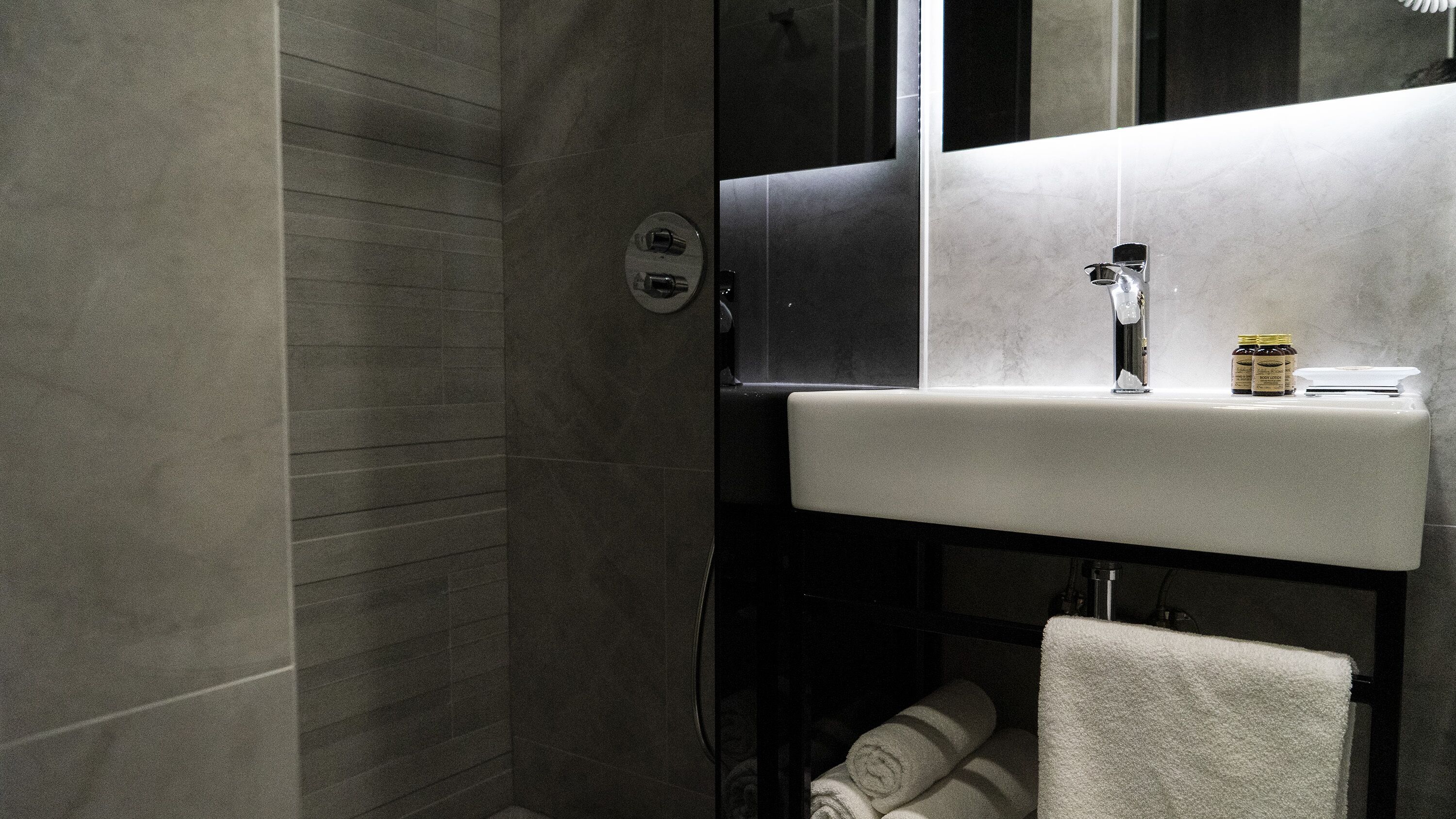 deluxe double room (106) | bathroom sink