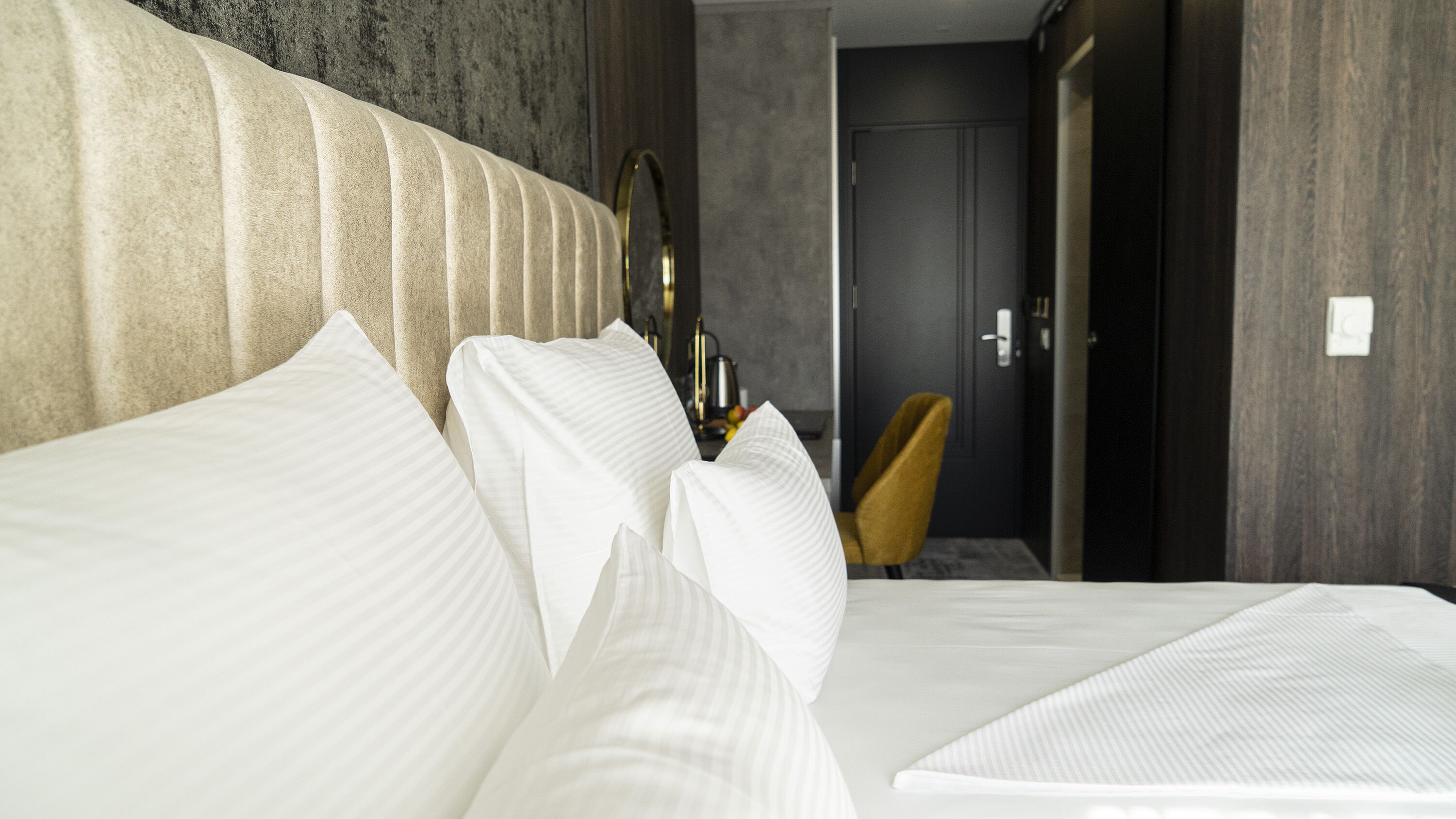 deluxe double room (109) | premium bedding, down duvets, minibar, desk