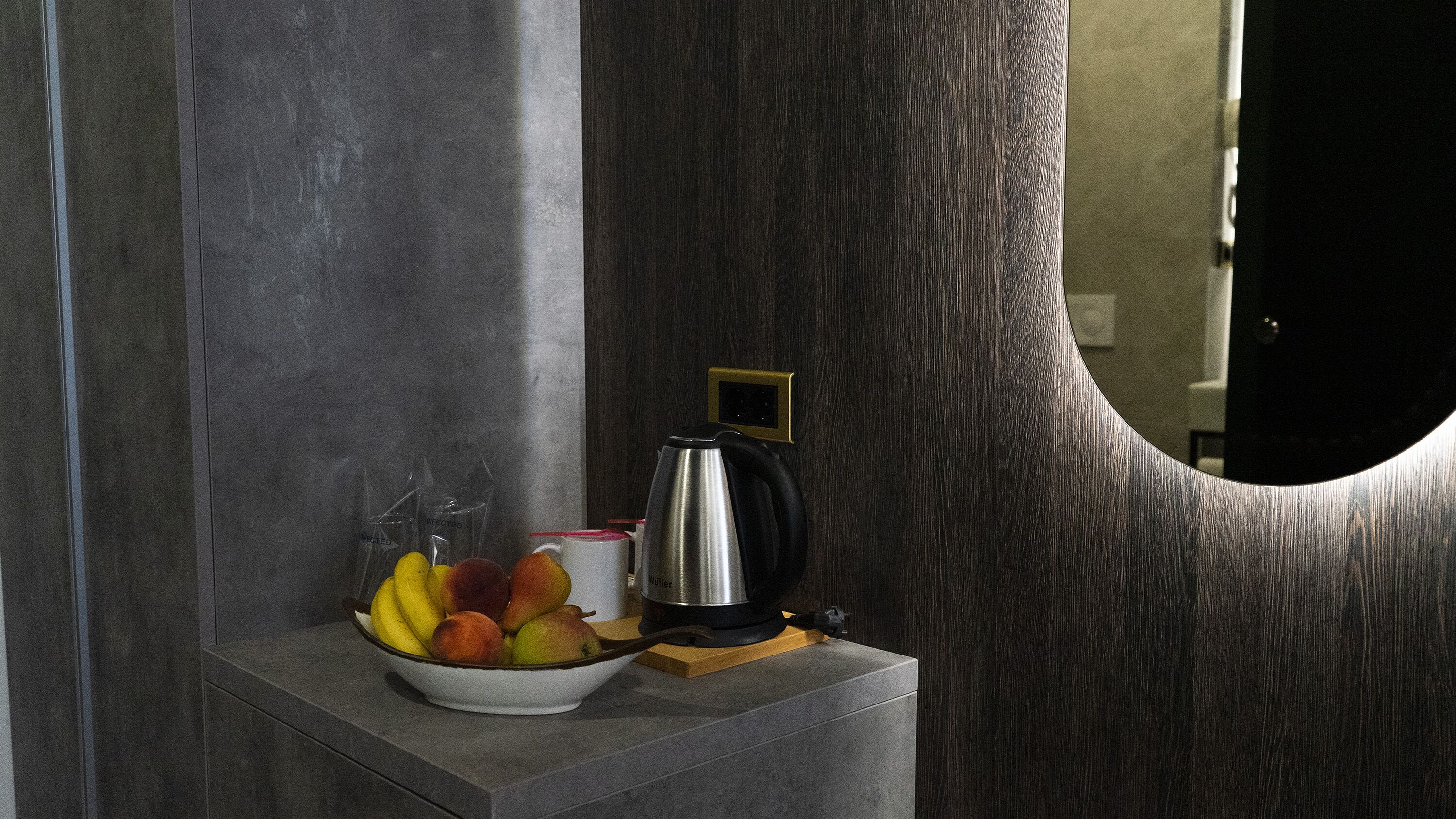 deluxe double room (106) | premium bedding, down duvets, minibar, desk