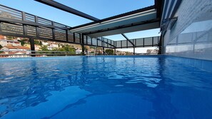 Una piscina al aire libre, tumbonas