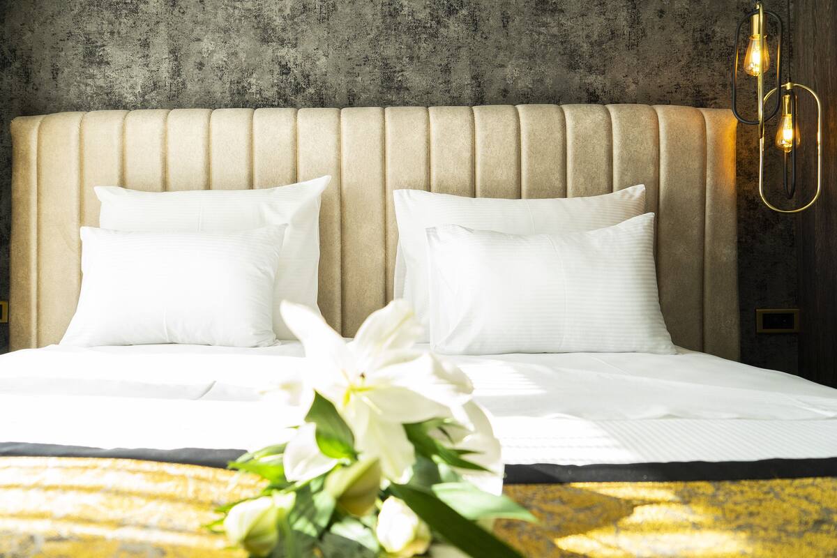 Deluxe-Doppelzimmer (102) | Hochwertige Bettwaren, Daunenbettdecken, Minibar, Schreibtisch
