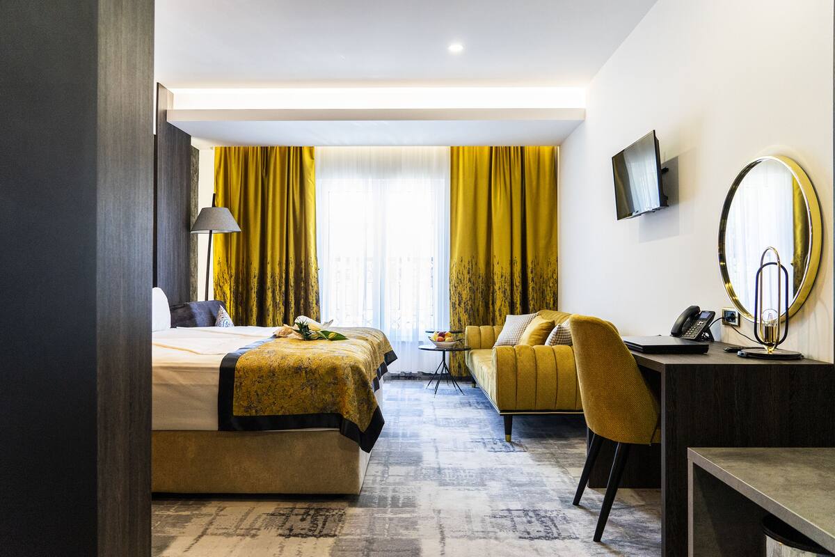 Deluxe-Doppelzimmer (107) | Hochwertige Bettwaren, Daunenbettdecken, Minibar, Schreibtisch