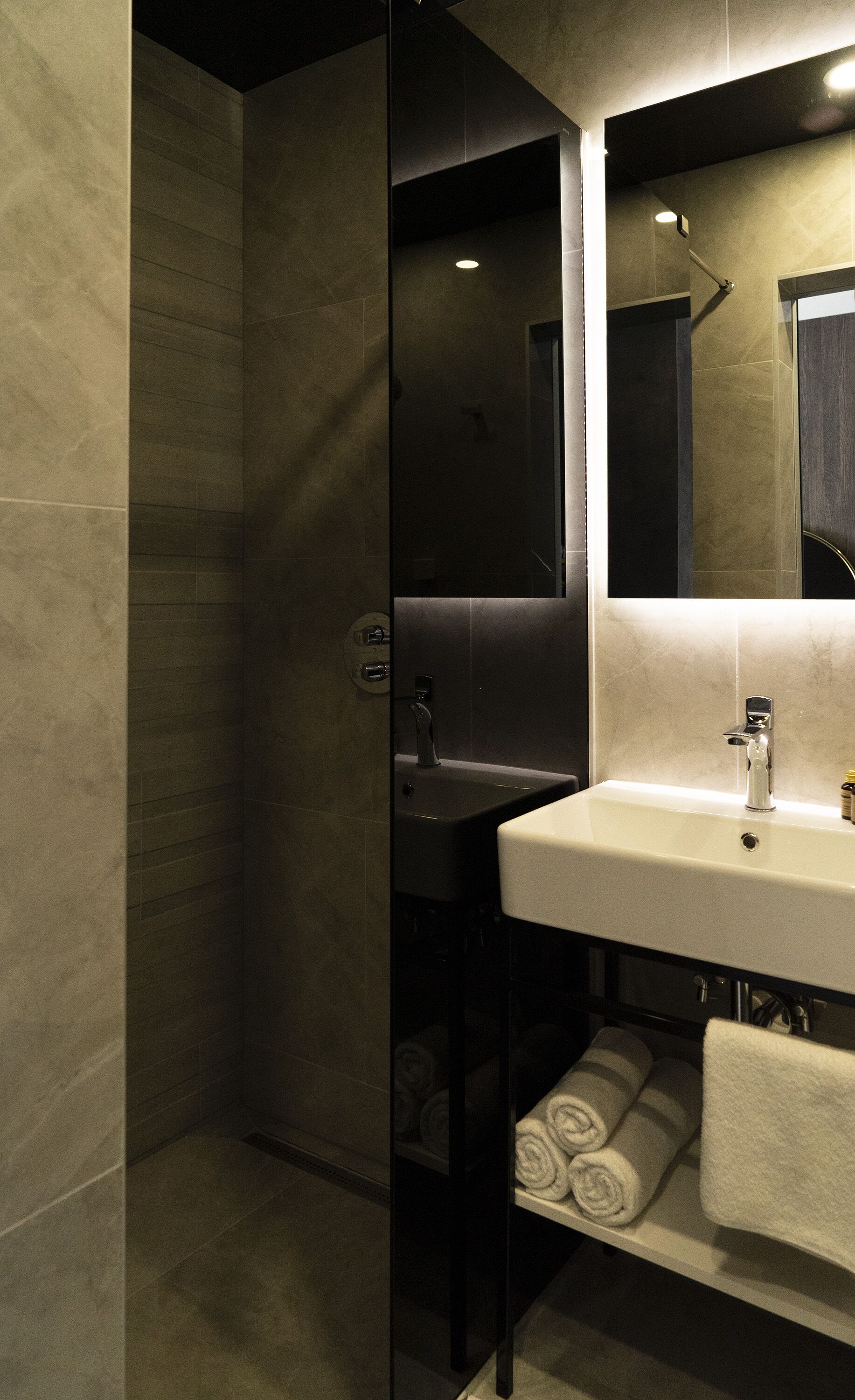 deluxe double room (102) | bathroom sink