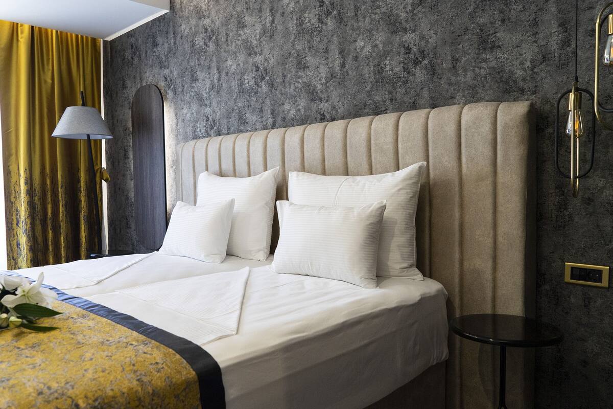 Deluxe-Doppelzimmer (108) | Hochwertige Bettwaren, Daunenbettdecken, Minibar, Schreibtisch
