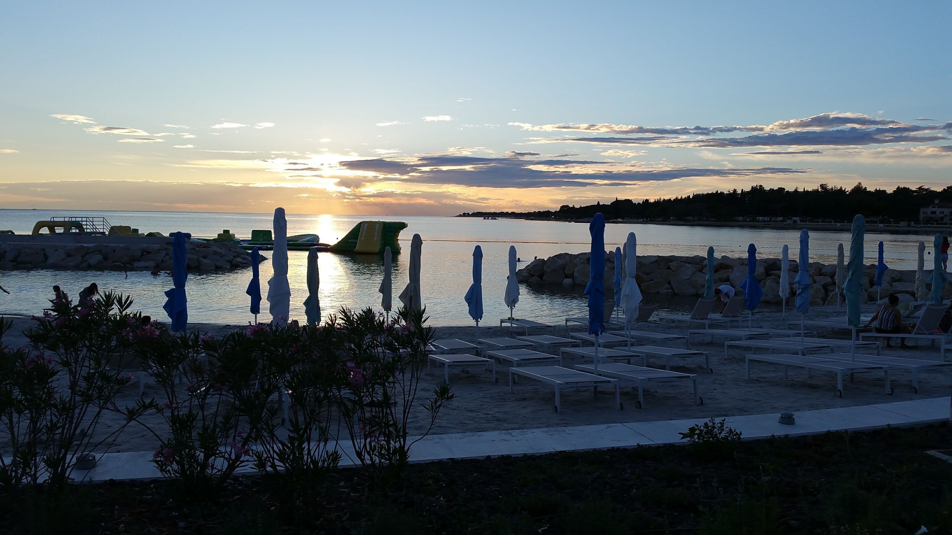 بالقرب من الشاطئ