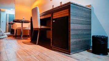 Una cocina moderna con encimera de madera, horno integrado y zona de comedor con mesa redonda y sillas.