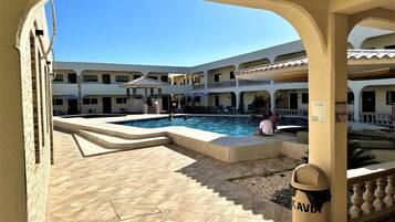 Una piscina al aire libre