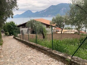 Property grounds - Large and bright apartment, parking spaces and a terrace with lake view (Brenzone sul Garda)