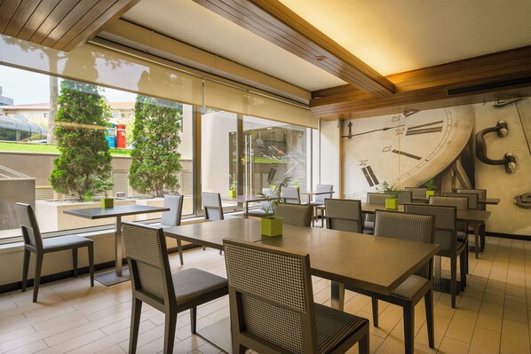 供應早餐、午餐、晚餐；葡萄牙菜