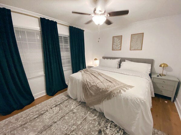 2 bedrooms, iron/ironing board, WiFi, bed sheets - Elegant 2BDR Suite with 2 King Beds (Augusta)
