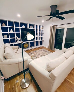 Smart TV - Elegant 2BDR Suite with 2 King Beds (Augusta)