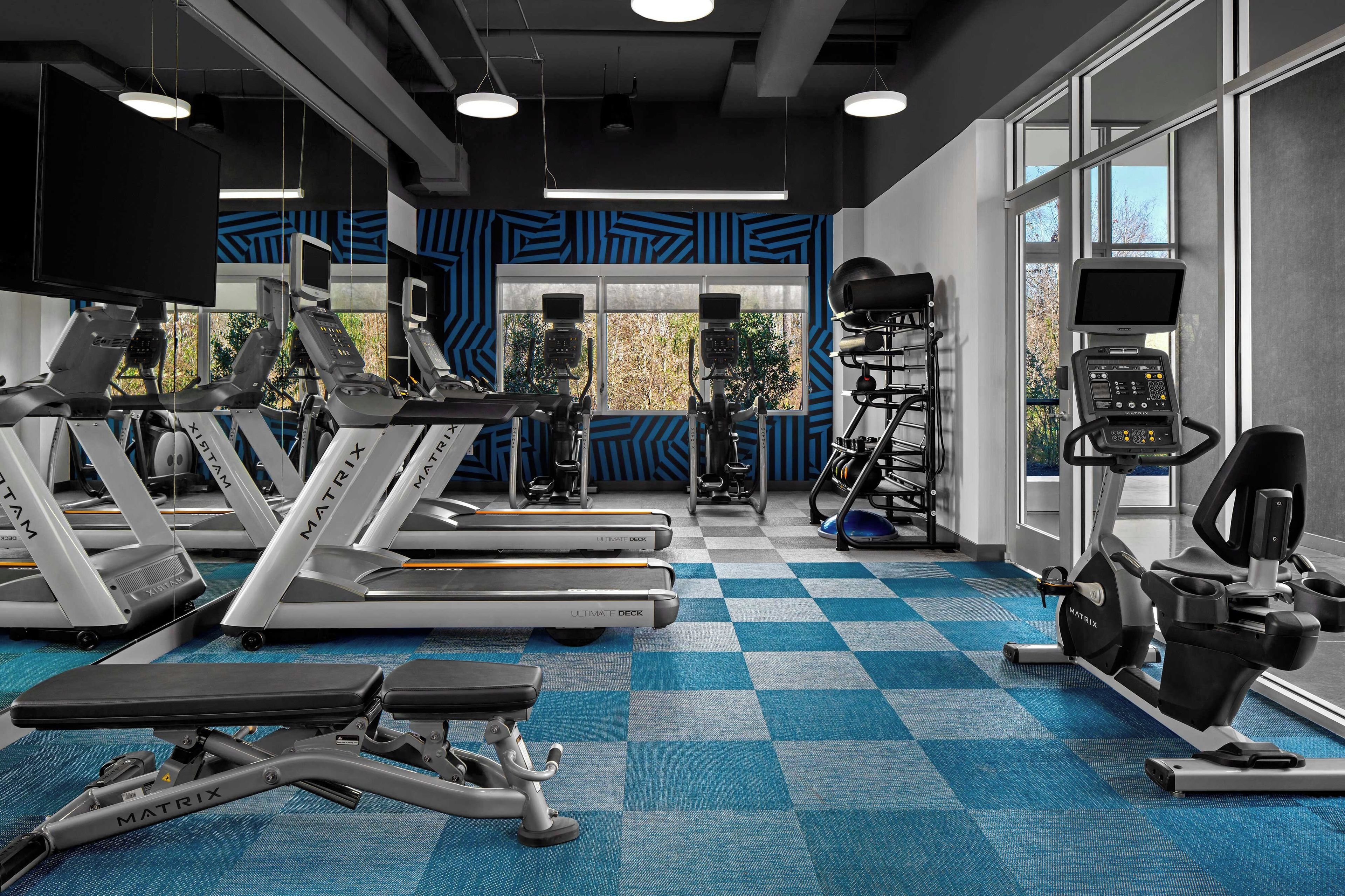 Ein Fitnessstudio mit Laufbändern, Kraftgeräten und Ergometer.