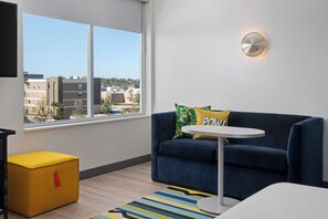 Hypo-allergenic bedding, in-room safe, laptop workspace, blackout drapes - Aloft Houston Shenandoah (Conroe)