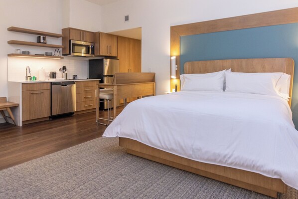 Studio, 1 King Bed with Sofa bed, Kitchen | Hypo-allergenic bedding, pillowtop beds, individually furnished, desk - Element St. Louis Midtown (St. Louis)