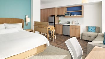 Studio, 1 King Bed with Sofa bed, Kitchen | Hypo-allergenic bedding, pillowtop beds, individually furnished, desk