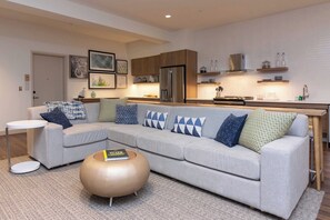 Hypo-allergenic bedding, pillowtop beds, individually furnished, desk - Element St. Louis Midtown (St. Louis)