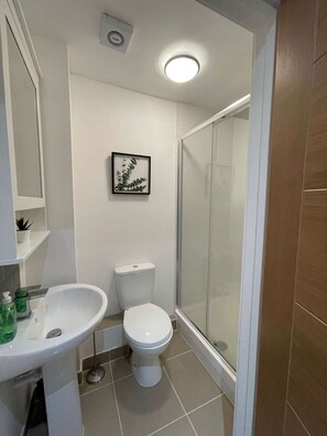 Dusj, hårføner, håndklær og såpe