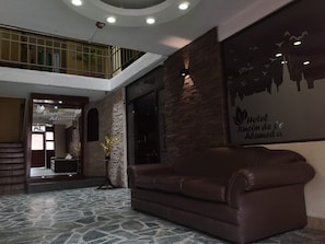 29-inch TV with cable channels - Hotel Rincon de la Alameda (Quito)