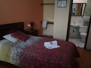 Shower, towels, soap, shampoo - Hotel Rincon de la Alameda (Quito)