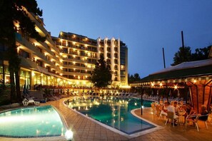 Una piscina al aire libre