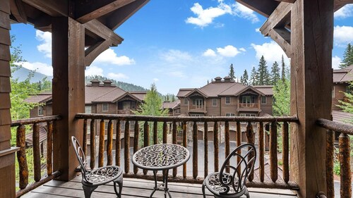 Luxury Ski-In/Ski-Out 4 bedroom Townhome with Private Hot Tub & Heated Garage!