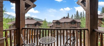 Luxury Ski-In/Ski-Out 4 bedroom Townhome with Private Hot Tub & Heated Garage!