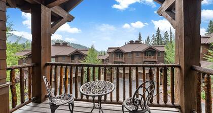 Luxury Ski-In/Ski-Out 4 bedroom Townhome with Private Hot Tub & Heated Garage!