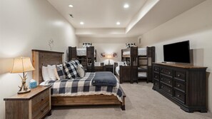 4 bedrooms, desk, iron/ironing board, WiFi